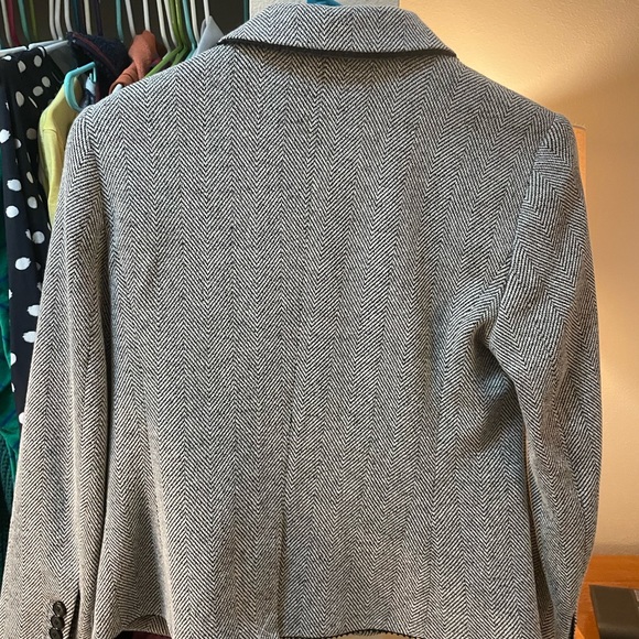 Ann Taylor Blazer, size 2 - Picture 5 of 7